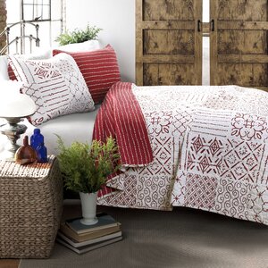 Hawthorn 3 Piece Reversible Quilt Set