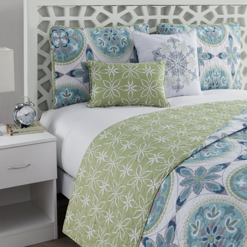 Lua Printed Medallion 4 Piece Quilt Set