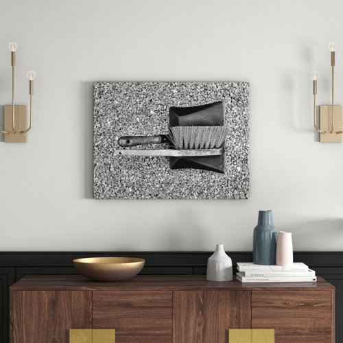 East Urban Home Leinwandbild Schaufel und Handbesen in Monochrom 