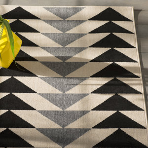 Hendrick Ivory/Black Indoor/Outdoor Area Rug