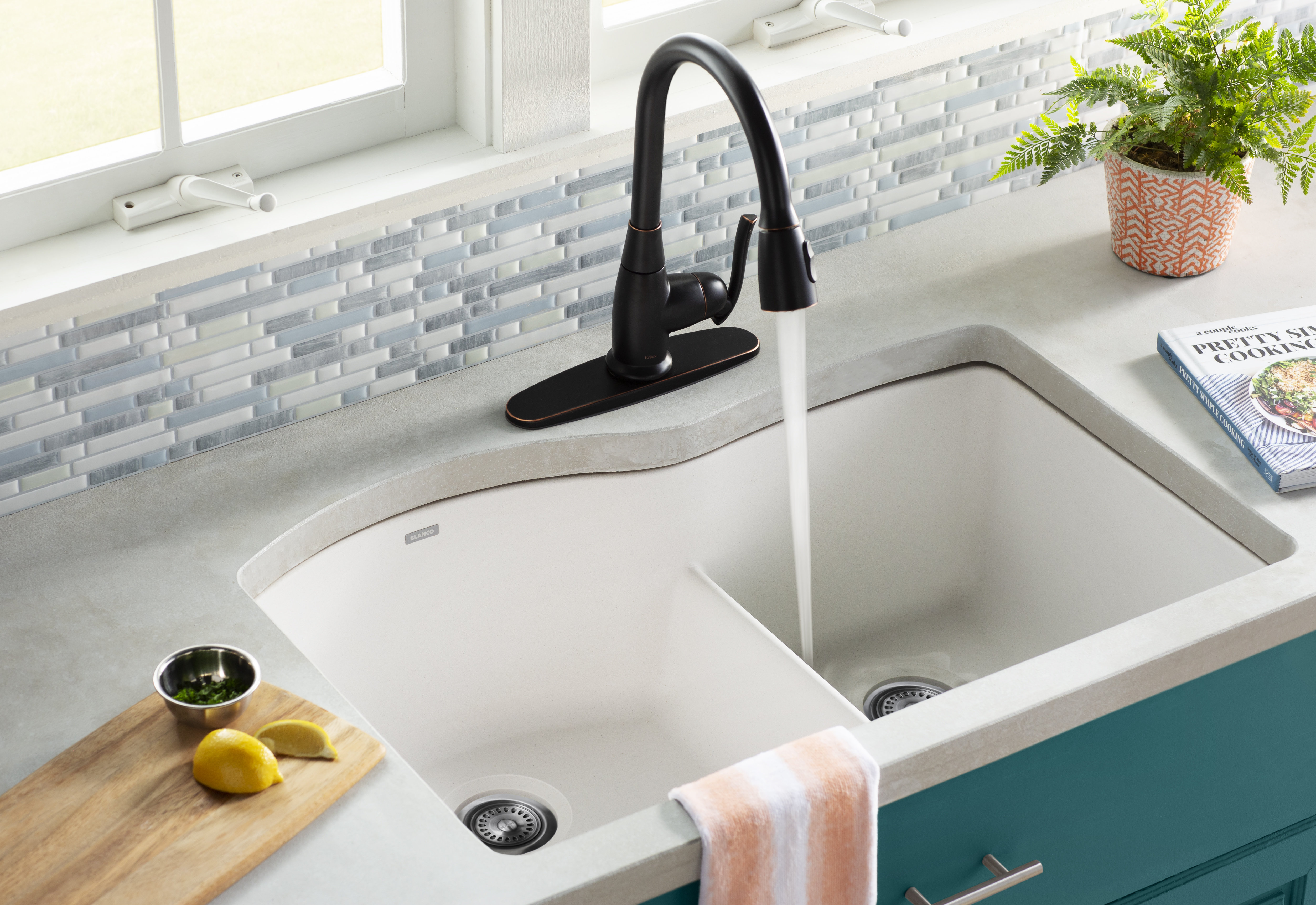 Premium Faucets Pull Down Single Handle Kitchen Faucet With