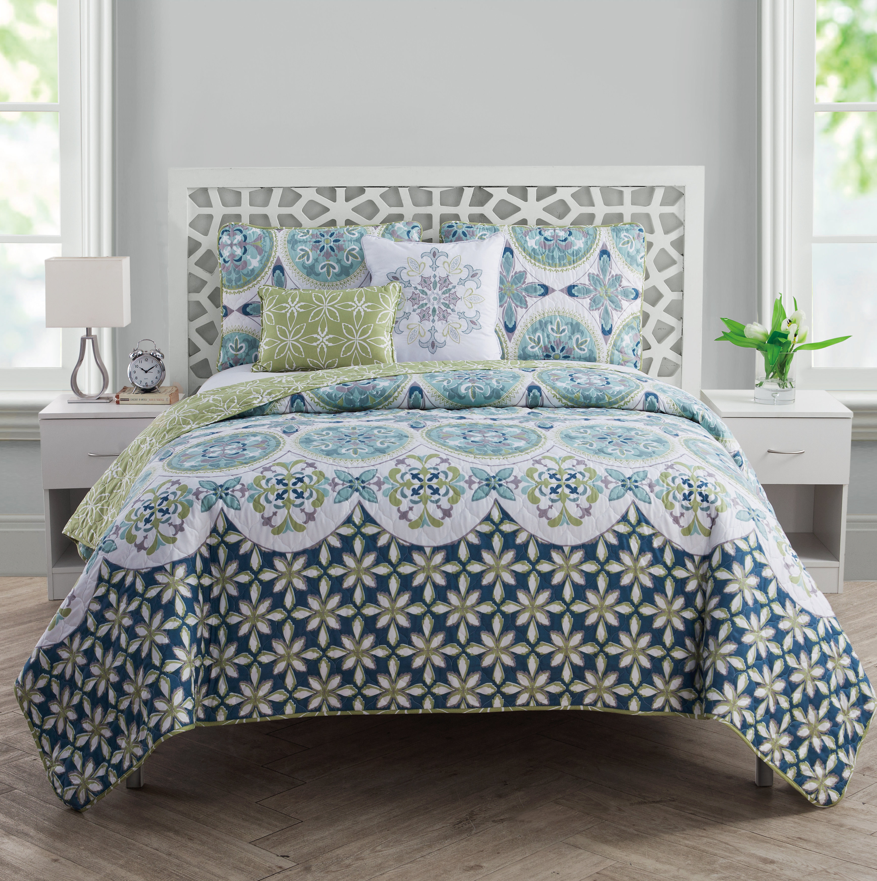 Lua Printed Medallion 4 Piece Quilt Set