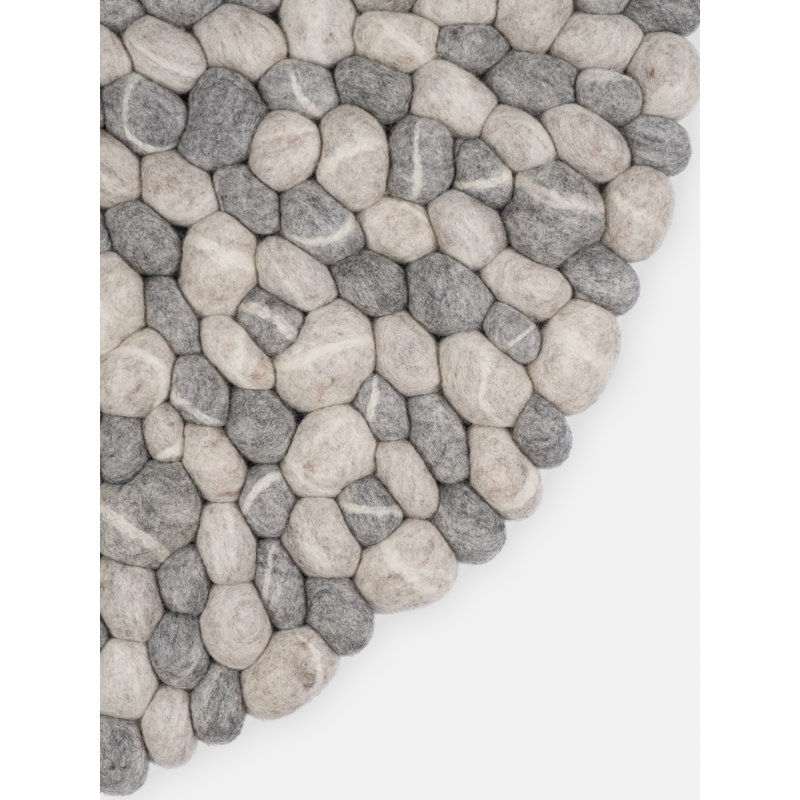 Myfelt Handgefertigter Filzkugel Teppich Ernie In Grau Wayfair De