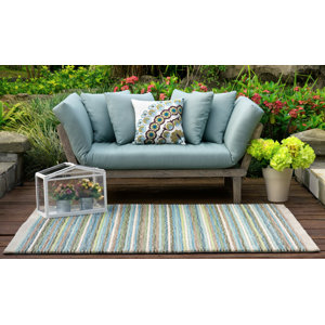 Englewood Loveseat with Cushions